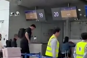 新加坡网友晒和姚明同一航班：大姚这包包感觉太紧了🤣